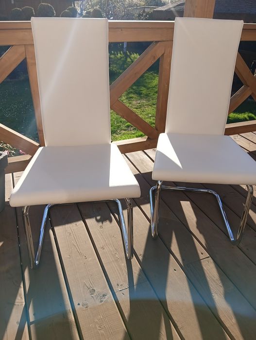 Dwa białe skórzane krzesła Ronald Schmitt design & perfektion