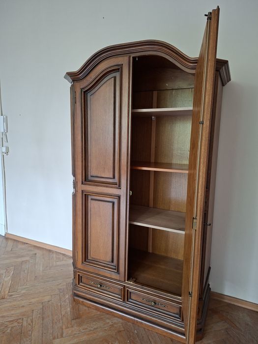 Stara, dębowa szafa, odnowiona