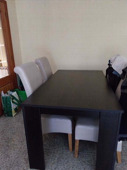 Mesa de jantar e aparador