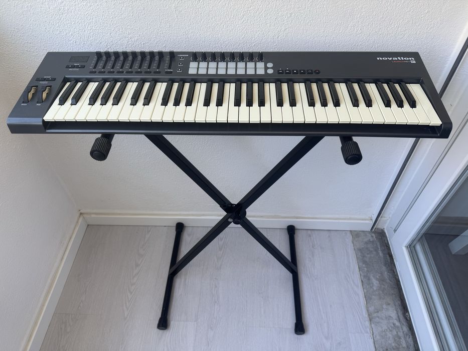 Novation Launchkey 61 MK2 – Teclado Controlador MIDI + Suporte + Cabo