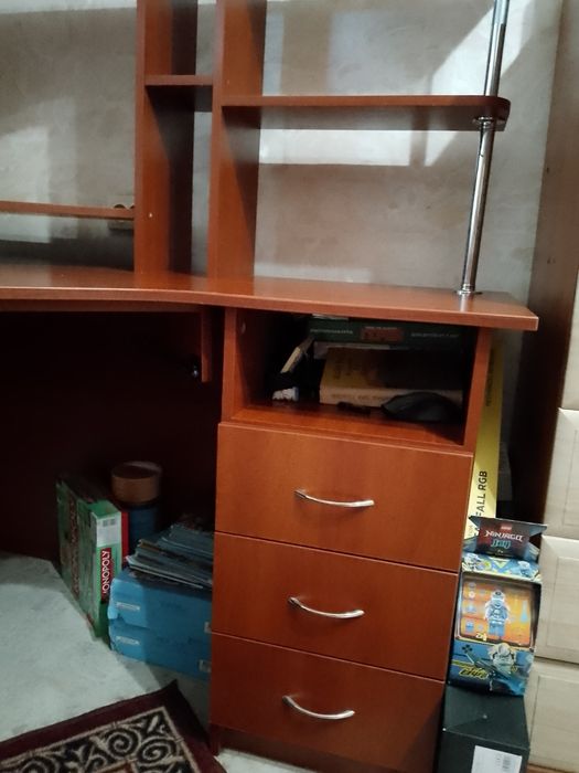 Продам стіл комп'ютерний в гарному стані за 1700 грн