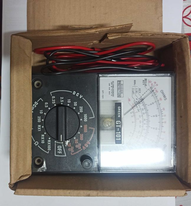 Multimetro analógico antigo.