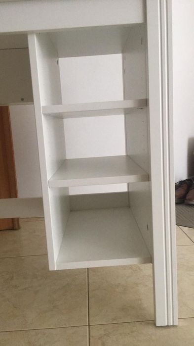 Escritório branco impecável