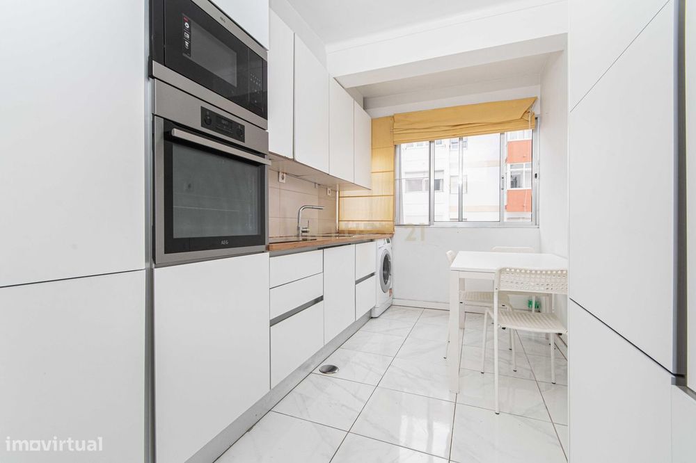 Apartamento T3 remodelado junto ao metro