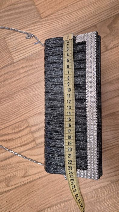 Czarna błyszcząca kopertówka z cyrkoniami, na łańcuszku