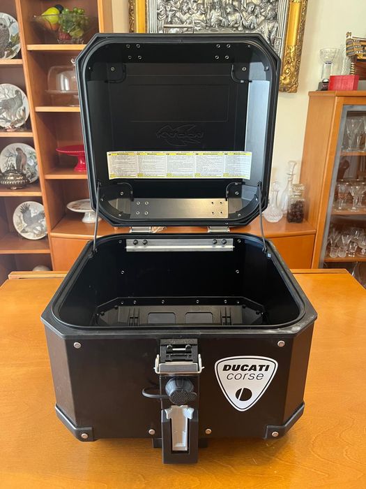 Mala preta com suporte Ducati multiestrada