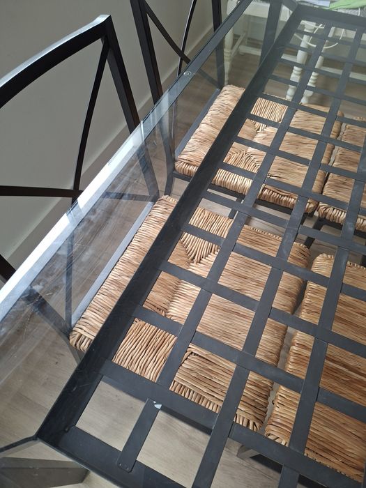 Mesa com 4 cadeiras (para despcupar)