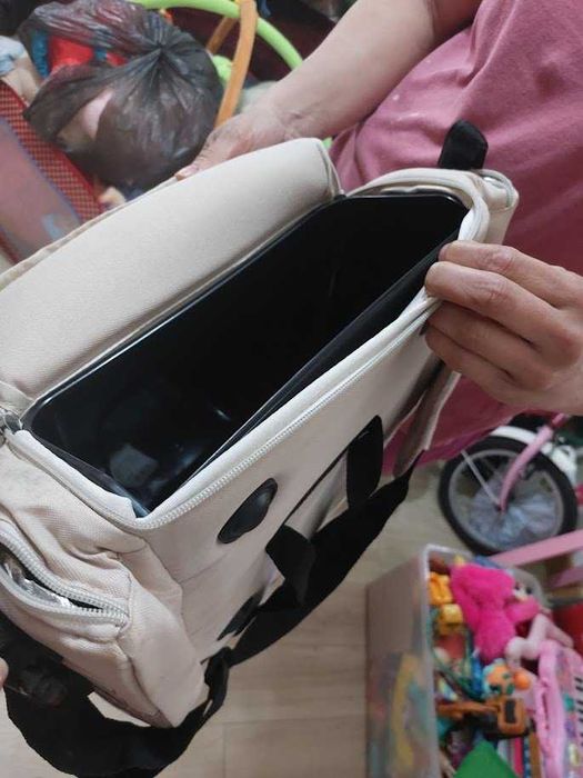 Mala/assento/termo/cadeira/muda fraldas. Faz todas estas funções.