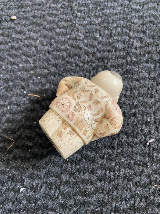 Figura de Netsuke japonês - criança ou menino olhando