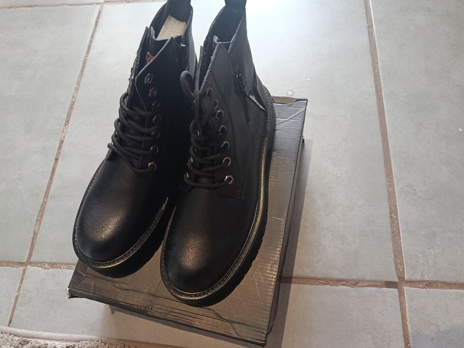 Botas novas pretas