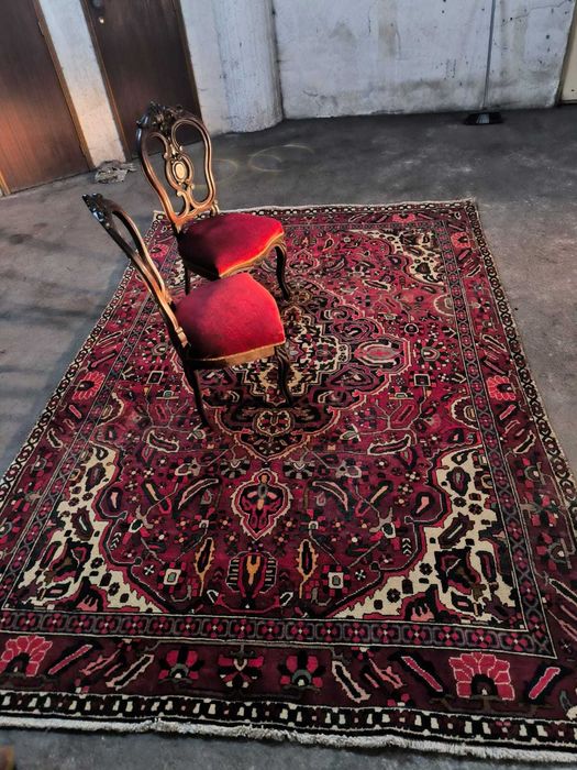 Par de cadeiras românticas com estofos em veludo bordeaux