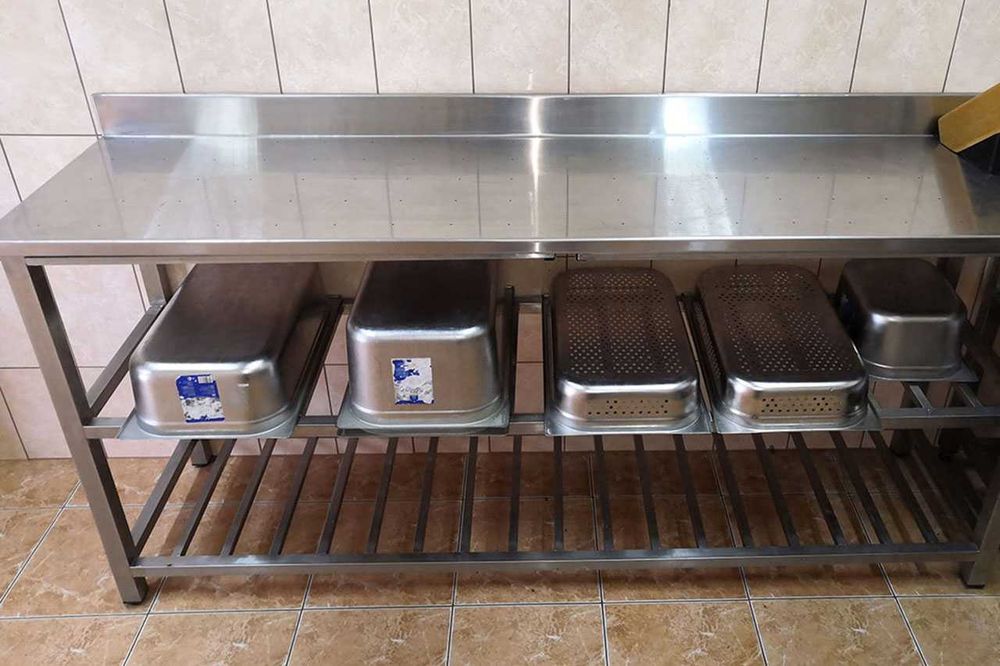 Перила, столи, ємності, лотки, столи, флагштоки  з нержавіючої сталі