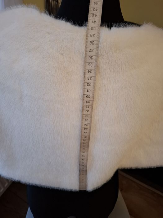 Sprzedam śliczną narzutkę ślubną kremową