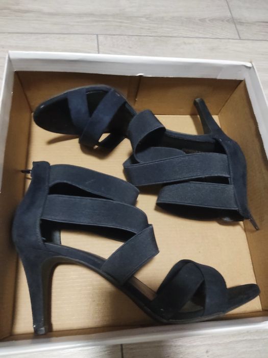 Granatowe paski na obcasie