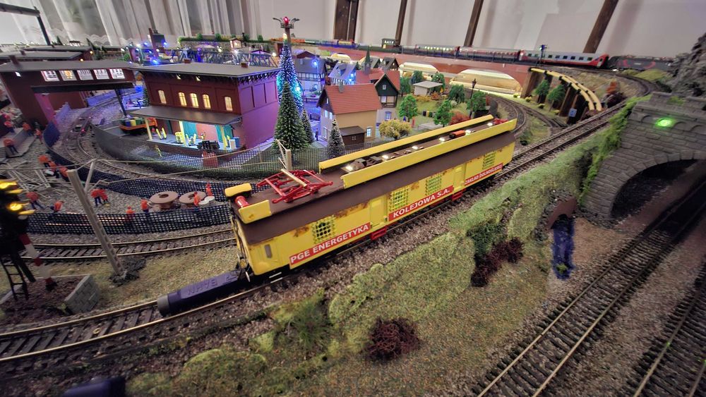 Kolejka TT 1:120 wag. poc. sieciowego 2 x oświetl. i sygn. końca poc.