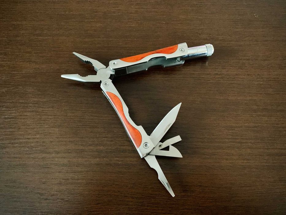 Ładny i kompaktowy multitool