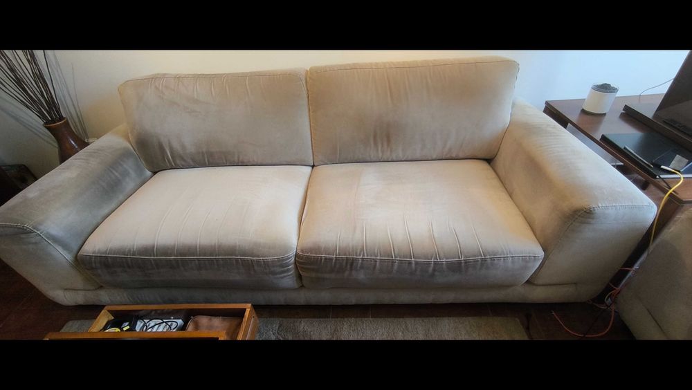 Conjunto de sofás e mesa de apoio