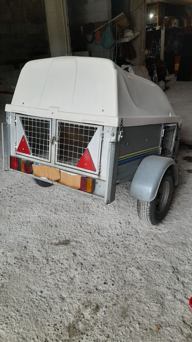 Atrelado/Reboque para transporte de cães de caça.