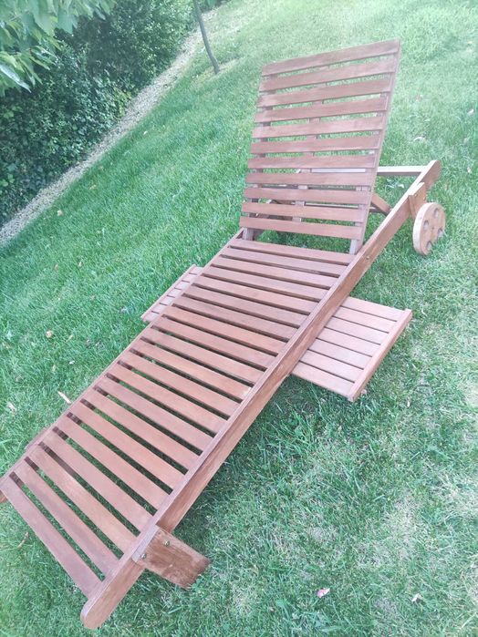 Espreguiçadeira de madeira com mesa de apoio imbutida