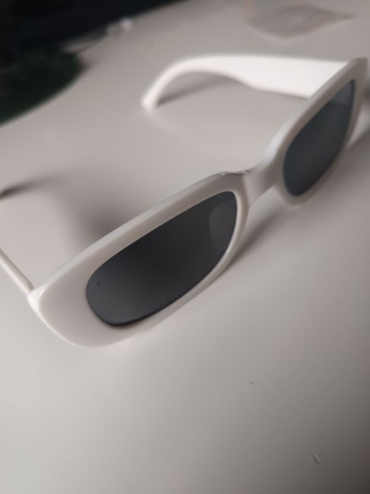 Óculos de sol brancos