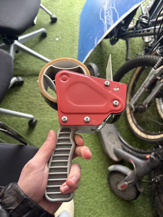 Solidny dyspenser do taśmy pakowej/ oklejarka – metalowy, z regulacją