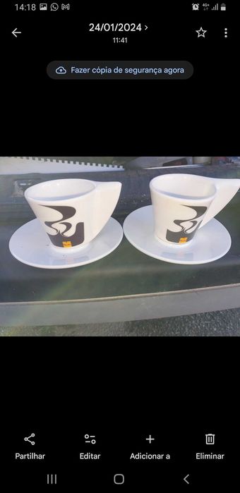 Conjunto de chaveva de café e pires para coleção