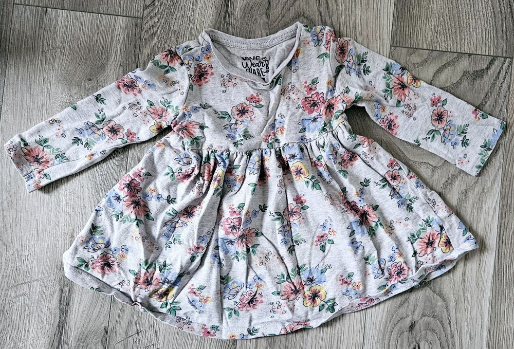 Sukienka dziewczęca.