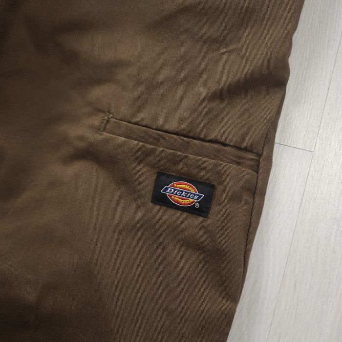 Calça de trabalho Dickies castanha, estilo utilitário slim direito