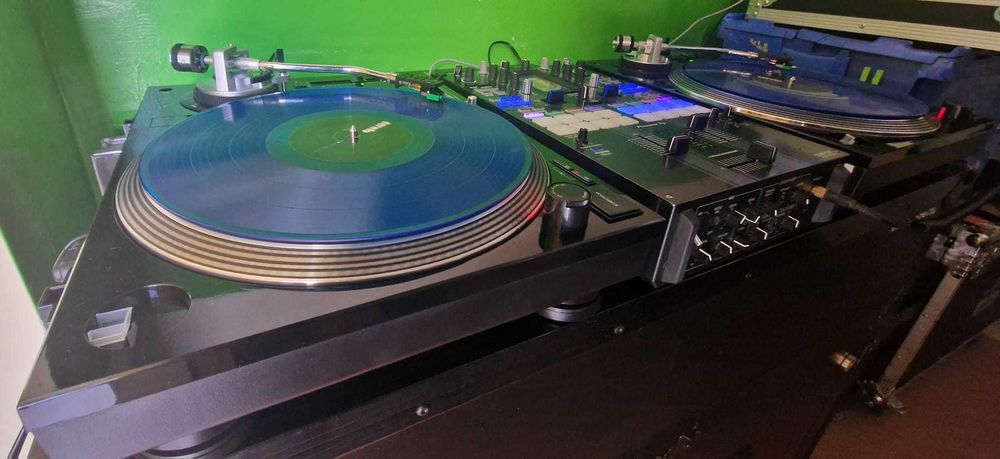 2x Gramofony, 4x Vinyl-e Timecode- 2 Serato i 2 rekordbox, 2x Case