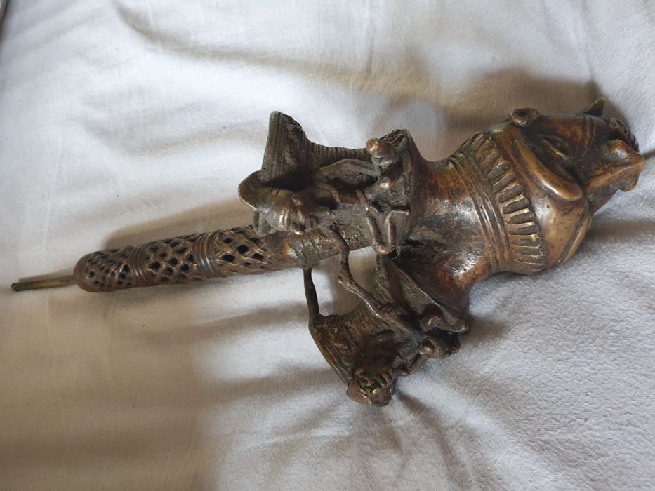 Raro antigo cachimbo ceremonial Bamum do Cameron em bronze