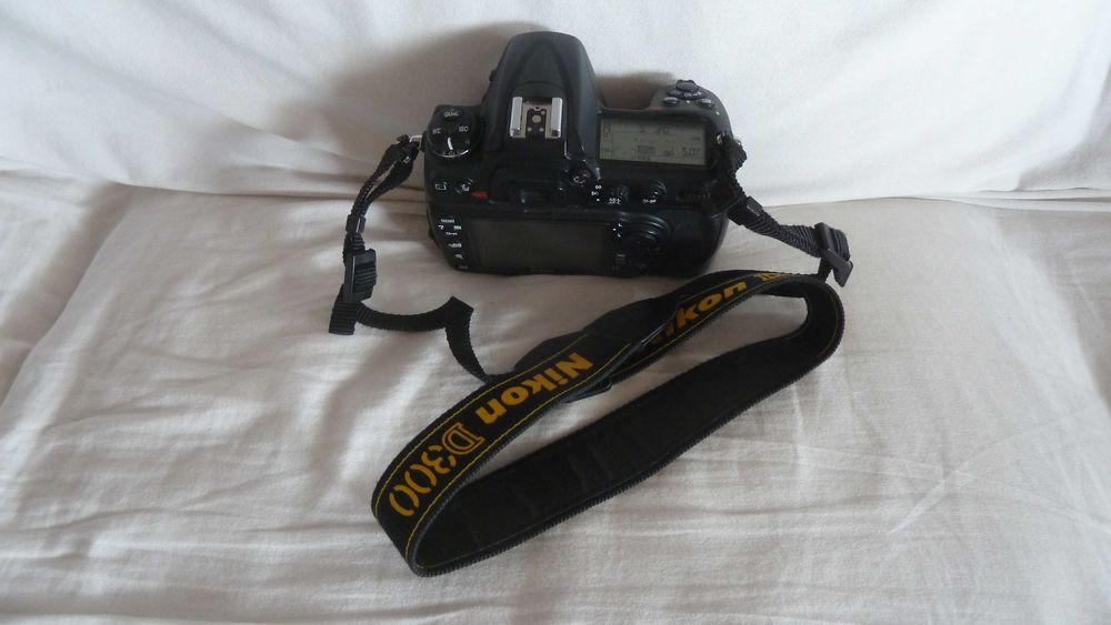 Nikon D300, corpo com alça, bateria e carregador.