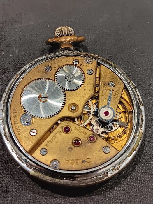 Relógio de bolso marca Ómega a funcionar