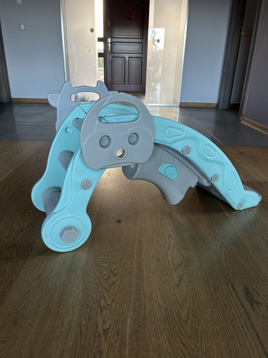 Zjeżdżalnia i konik na biegunach, zabawka 2w1. Plus basen z kulkami