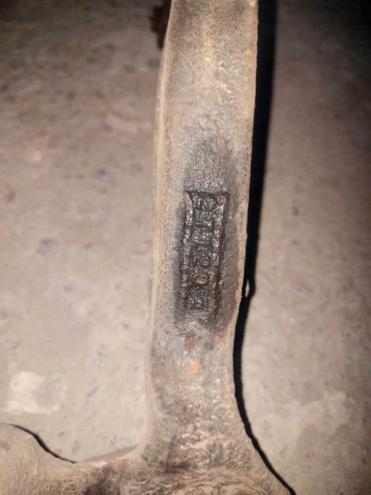 Задний левый поворотний кулак/цапфа на Mitsubishi Galant 1996-2000г