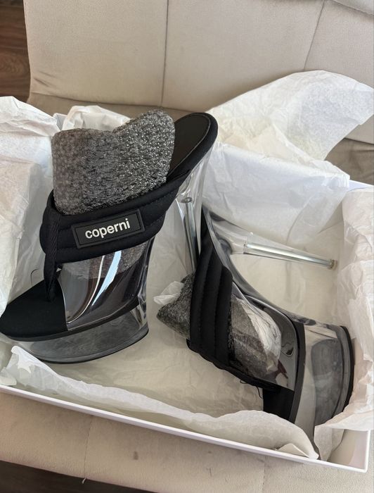 Coperni — головний акцент образу . Подіум, тренд, прозорий каблук.