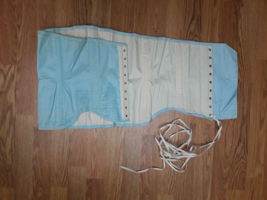 Продам поясничный корсет, бандаж  на шнуровке. Объем талии 95 см .