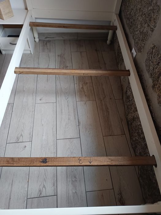 Cama de solteiro branca