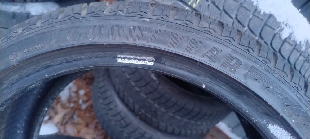 225/40/18 Goodyear ultagrip 8