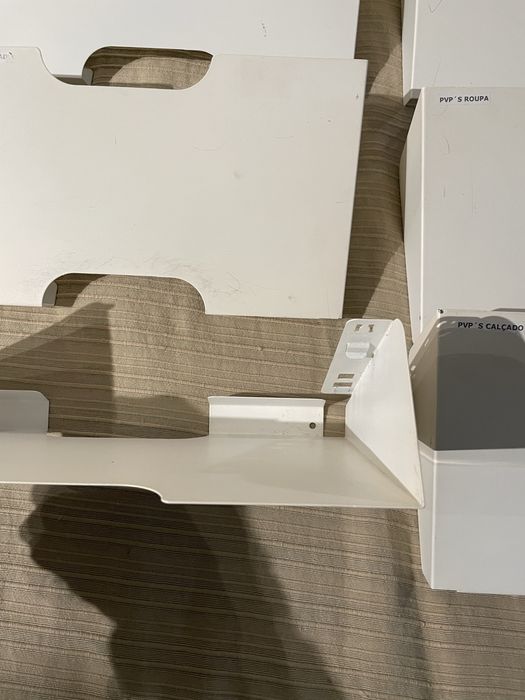 Porta revistas parede branca ikea (KVISSLE)