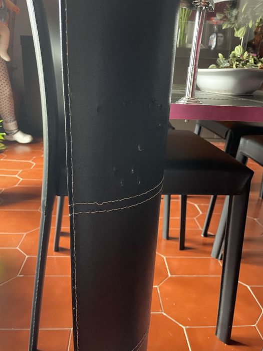 Mesa de jantar com tampo em vidro, equipado com 4 cadeiras