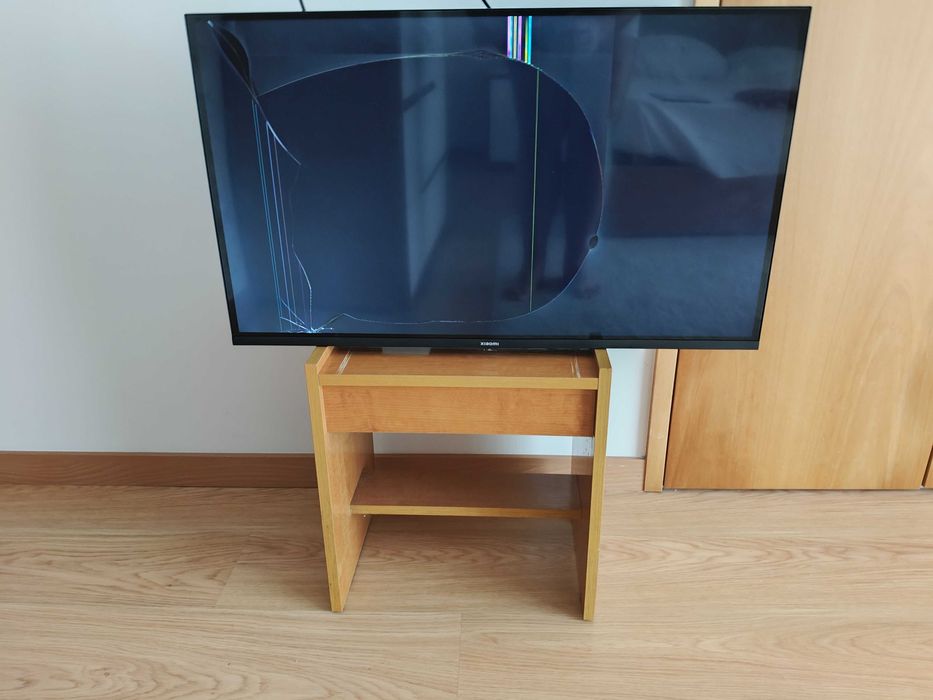 TV Xiaomi 32" L32M8-P2EU para peças (Ecrã partido / Placa OK)