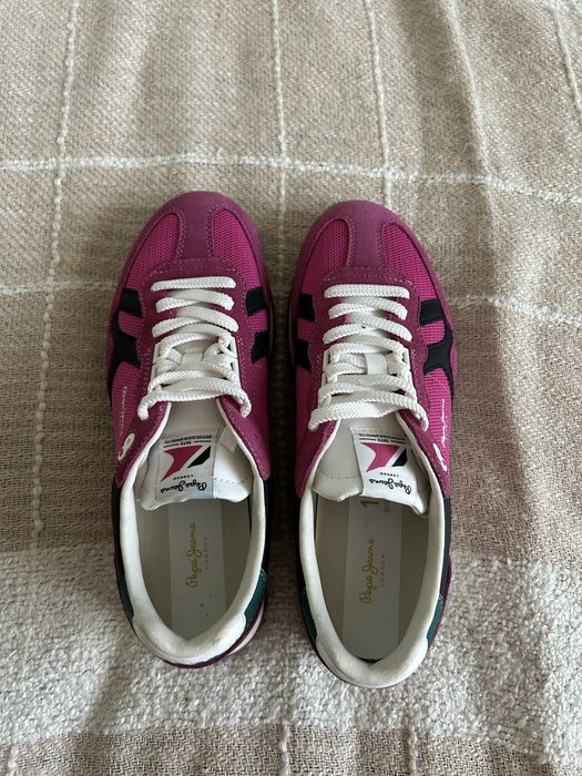 Rożowe sneakesry z zamszowymi detalami Pepe Jeans