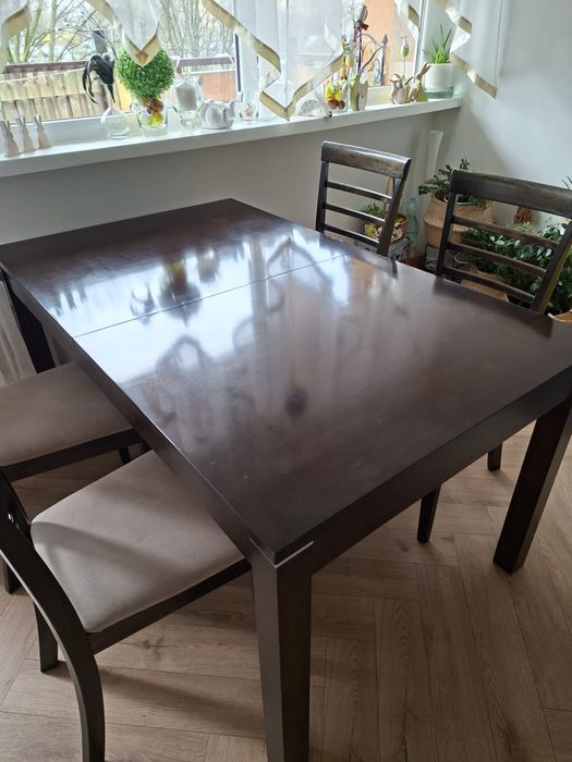 Stoł drewniany z  4 krzeslami - drewno stan bardzo dobry