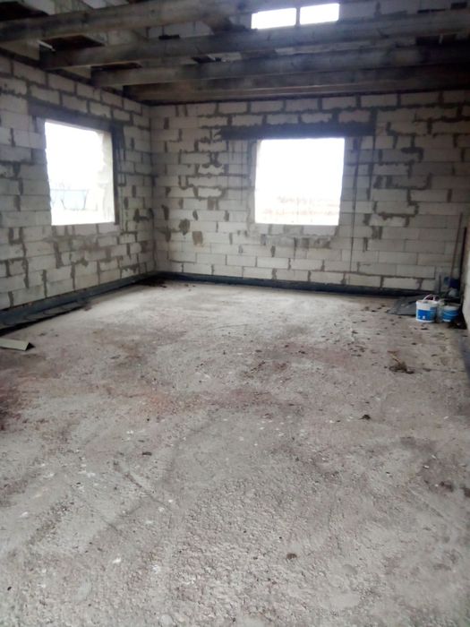 Продаж двохповерхового будинку.