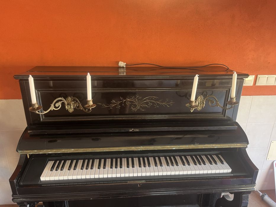 Piano muito antigo portugues