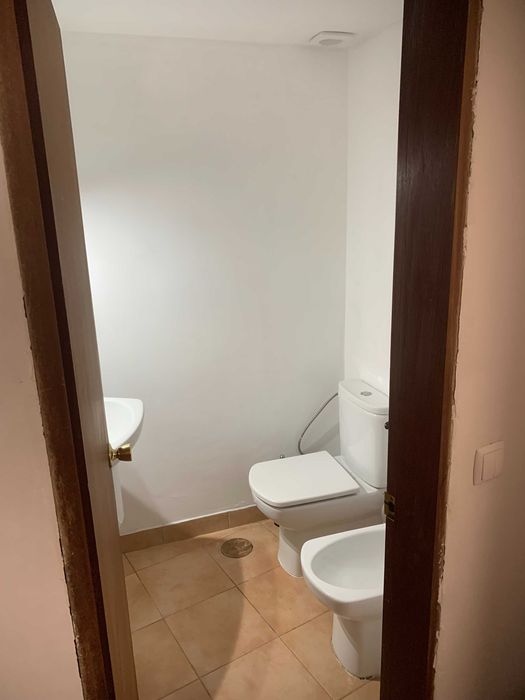 QUARTO-Grande-Partilhado Em Moradia-Preço-BAIXO-À-Avda. Boavista.PORTO