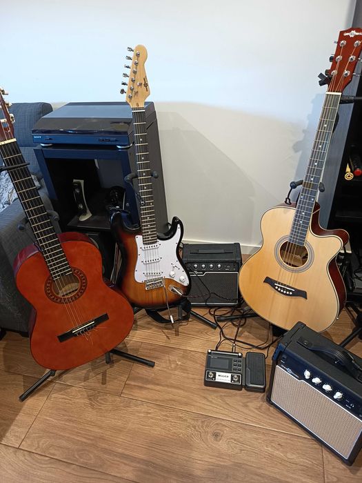 Guitarra acústica + guitarra elétrica + guitarra clássica.