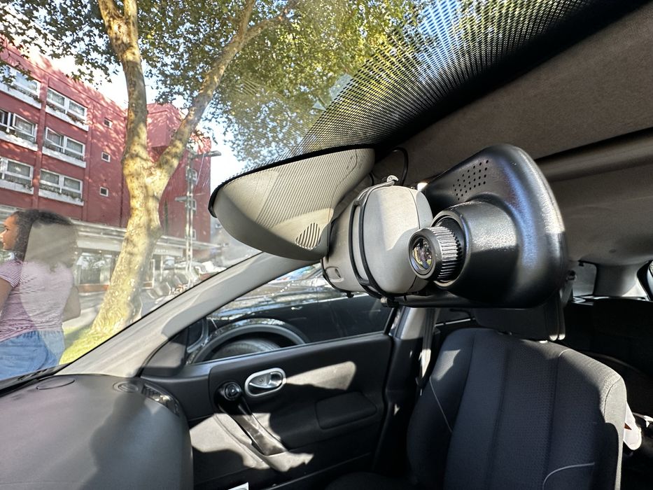 Espelho retrovisor com câmera frontal