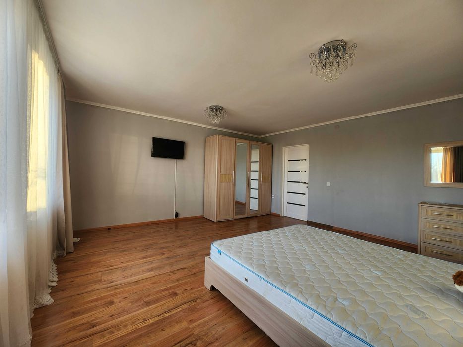 Простора однокімнатна квартира з євроремонтом, меблями та технікою