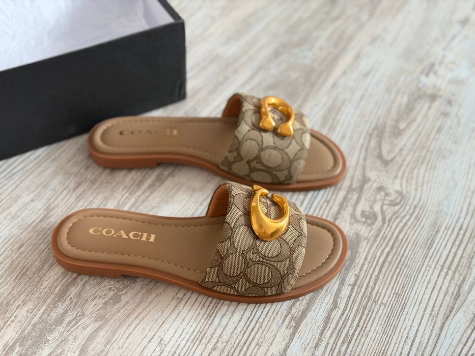 Шлопанці Coach в наявності